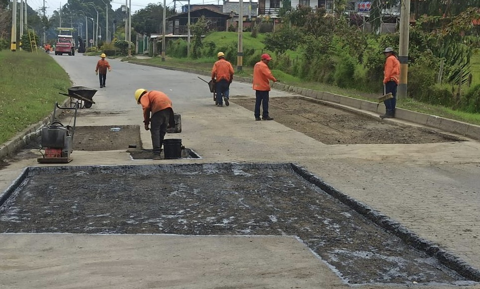 Realizan reparcheo en vía El Tranvía