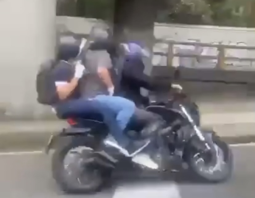 Autoridades de Medellín buscan a pistoleros que asesinaron a un hombre en el mall El Indio