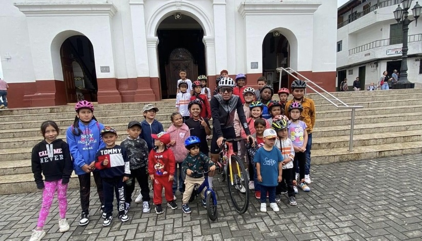 Rigo visitó a los niños de San Vicente; compartió con jóvenes ciclistas