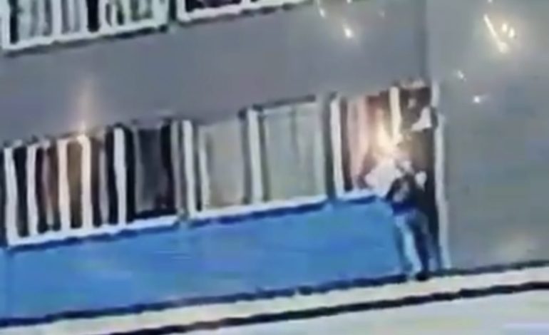 Mujer que discutía con su pareja fue lanzada por un balcón en el barrio Robledo