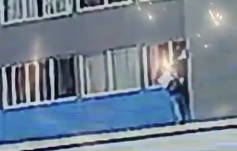 Mujer que discutía con su pareja fue lanzada por un balcón en el barrio Robledo