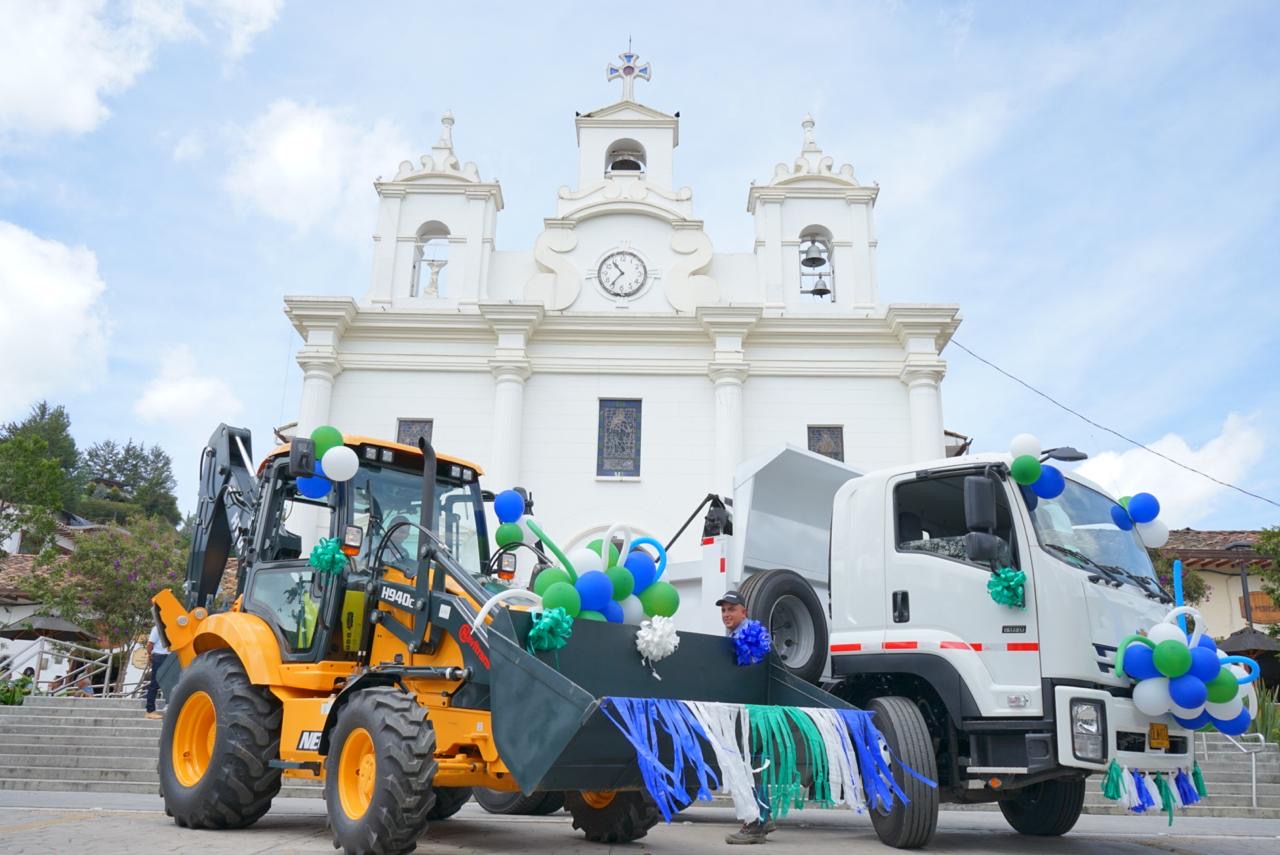 El Retiro logró entregar maquinaria amarilla propia para el mejoramiento de vías rurales