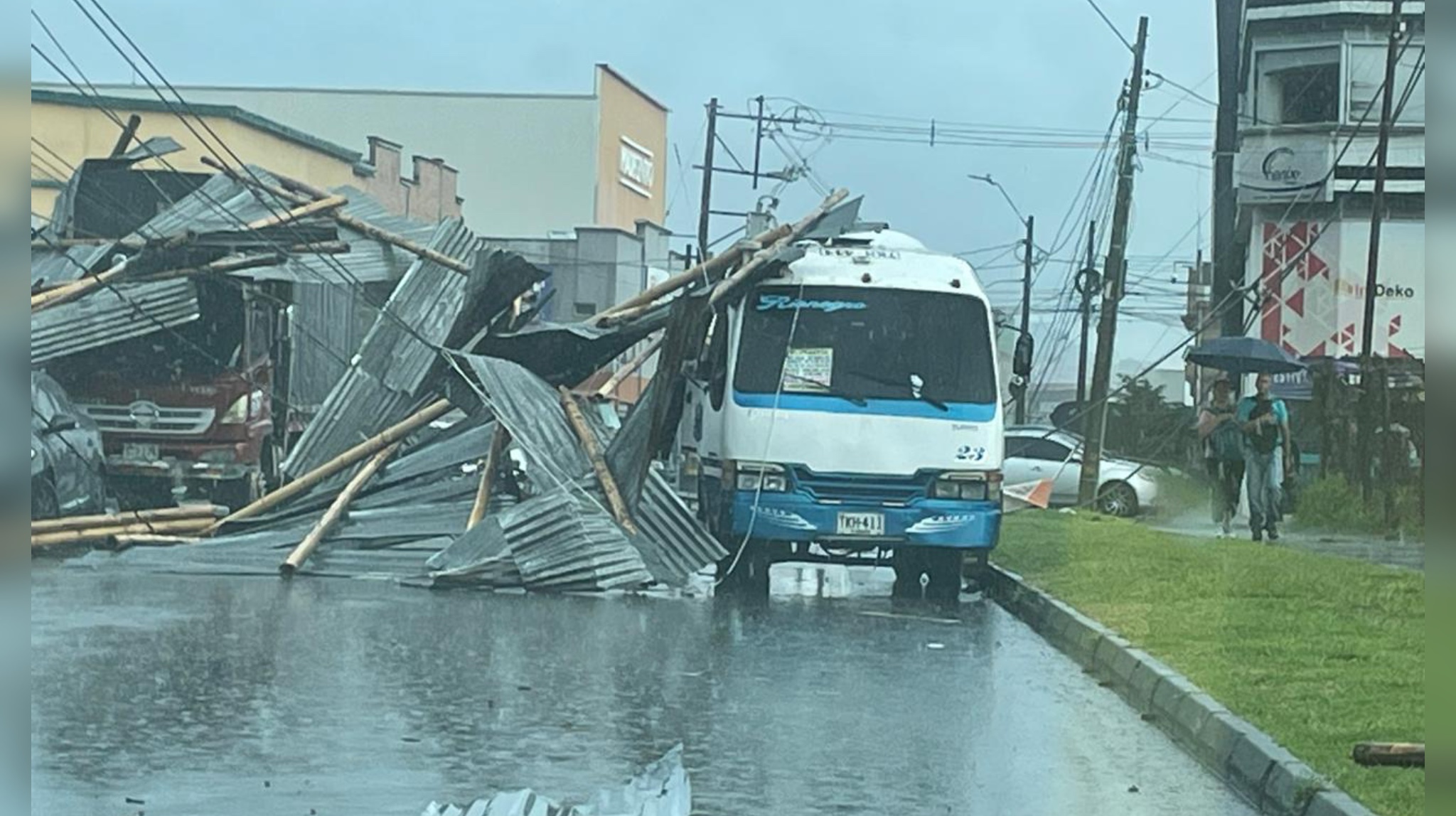 Vendaval en Rionegro: lluvia con vientos destechó casas, tumbó árboles y generó caos