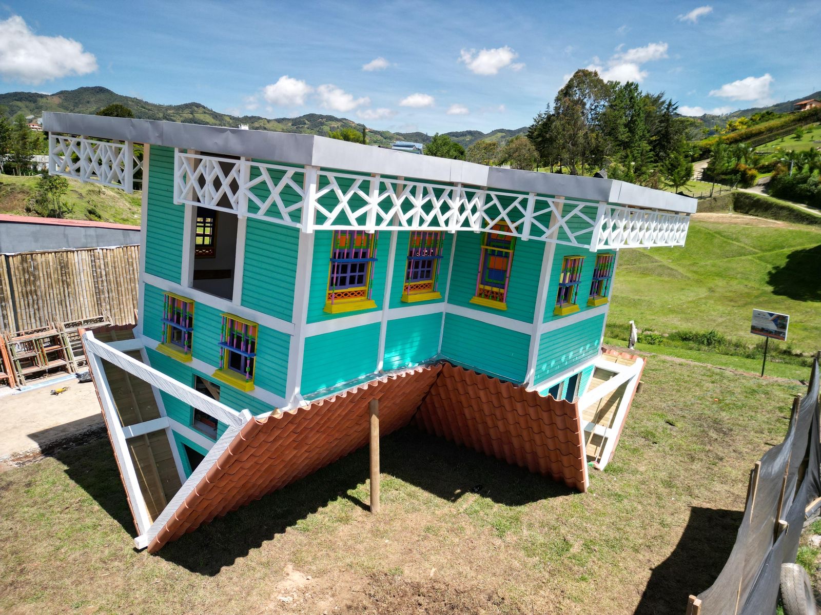 La primera casa al revés de Antioquia se está construyendo en El Peñol