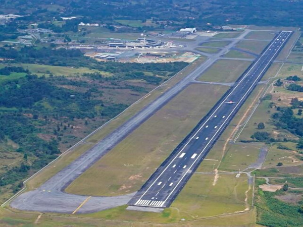 Urgente: Aeropuerto de Rionegro cerrado por daño en la pista