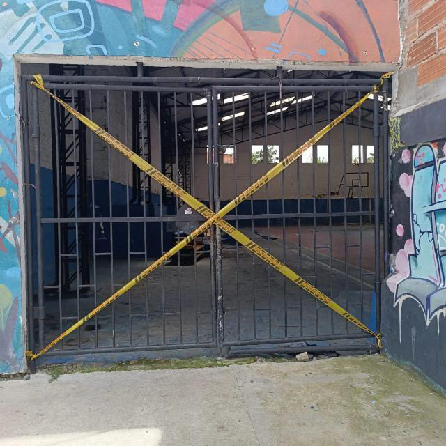 Denuncian pésimo estado de la placa deportiva del barrio Alto del Medio