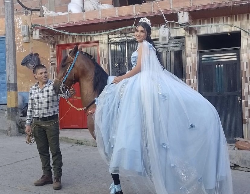 Mariana Muñoz, la quinceañera de Argelia que llegó a su misa a caballo