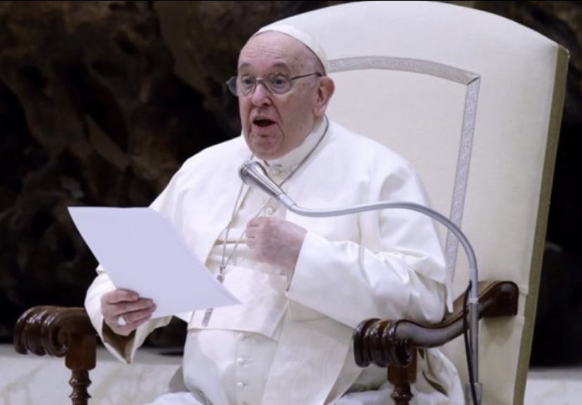 Papa Francisco dice que las homilías no deberían durar más de 8 minutos: “la gente se duerme”