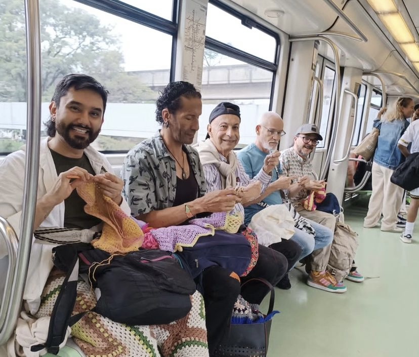 Hombres tejiendo en el Metro de Medellín se hacen vírales: “se están rompiendo estereotipos”