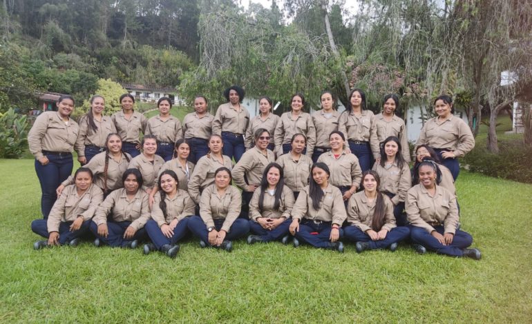 En La Ceja se forman 29 mujeres como linieras de la Empresa de Energía de Bogotá