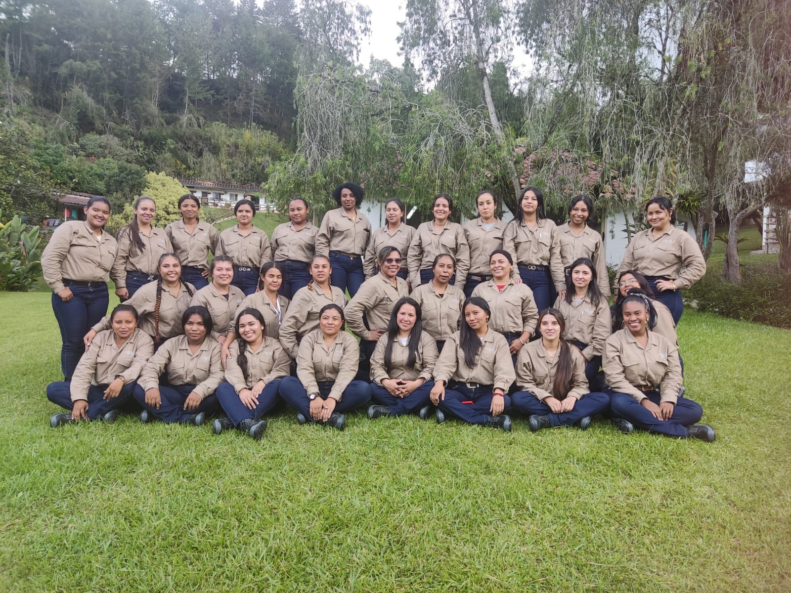 En La Ceja se forman 29 mujeres como linieras de la Empresa de Energía de Bogotá