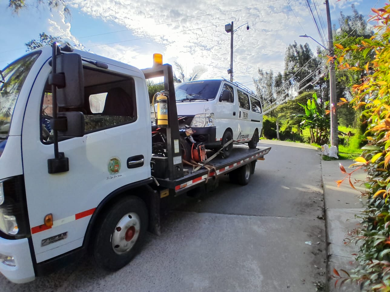 La Ceja: Motociclista fallece al chocar contra buseta escolar