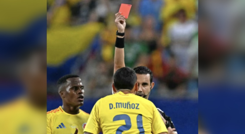 Jugadores de Colombia animaron a Muñoz después de ser expulsado del partido