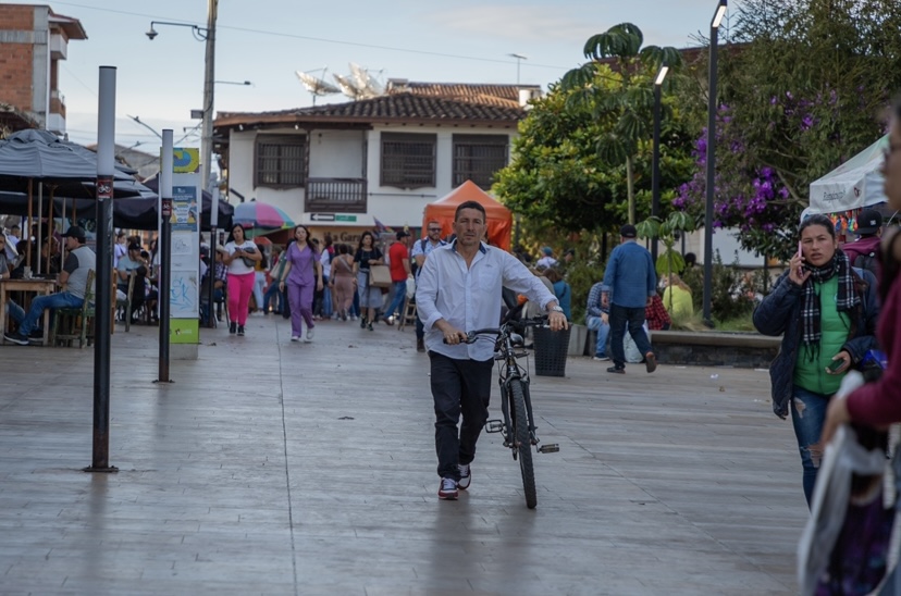 Restringen movilidad de vehículos no motorizados y motos en el parque principal de La Ceja