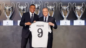 ras la firma, Mbappé recibió una réplica del estadio, un reloj y una camiseta con su nombre y el dorsal número nueve.