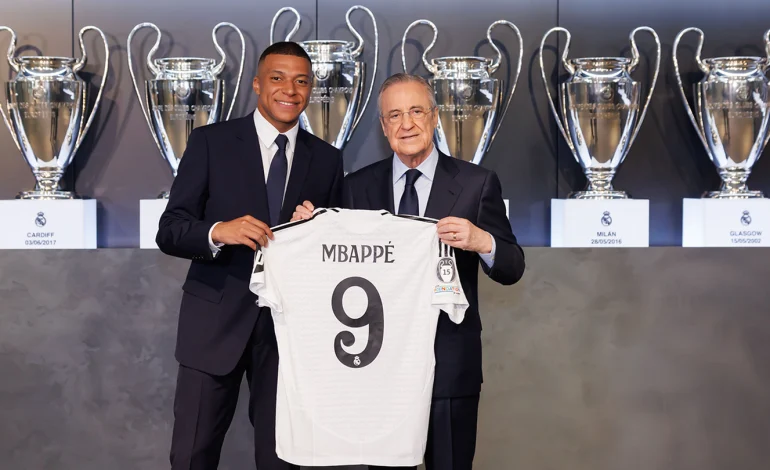 ras la firma, Mbappé recibió una réplica del estadio, un reloj y una camiseta con su nombre y el dorsal número nueve.