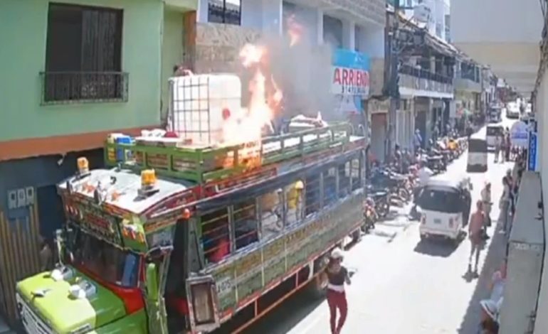 Incendio en chiva en San Rafael - Entre Ceja y Ceja