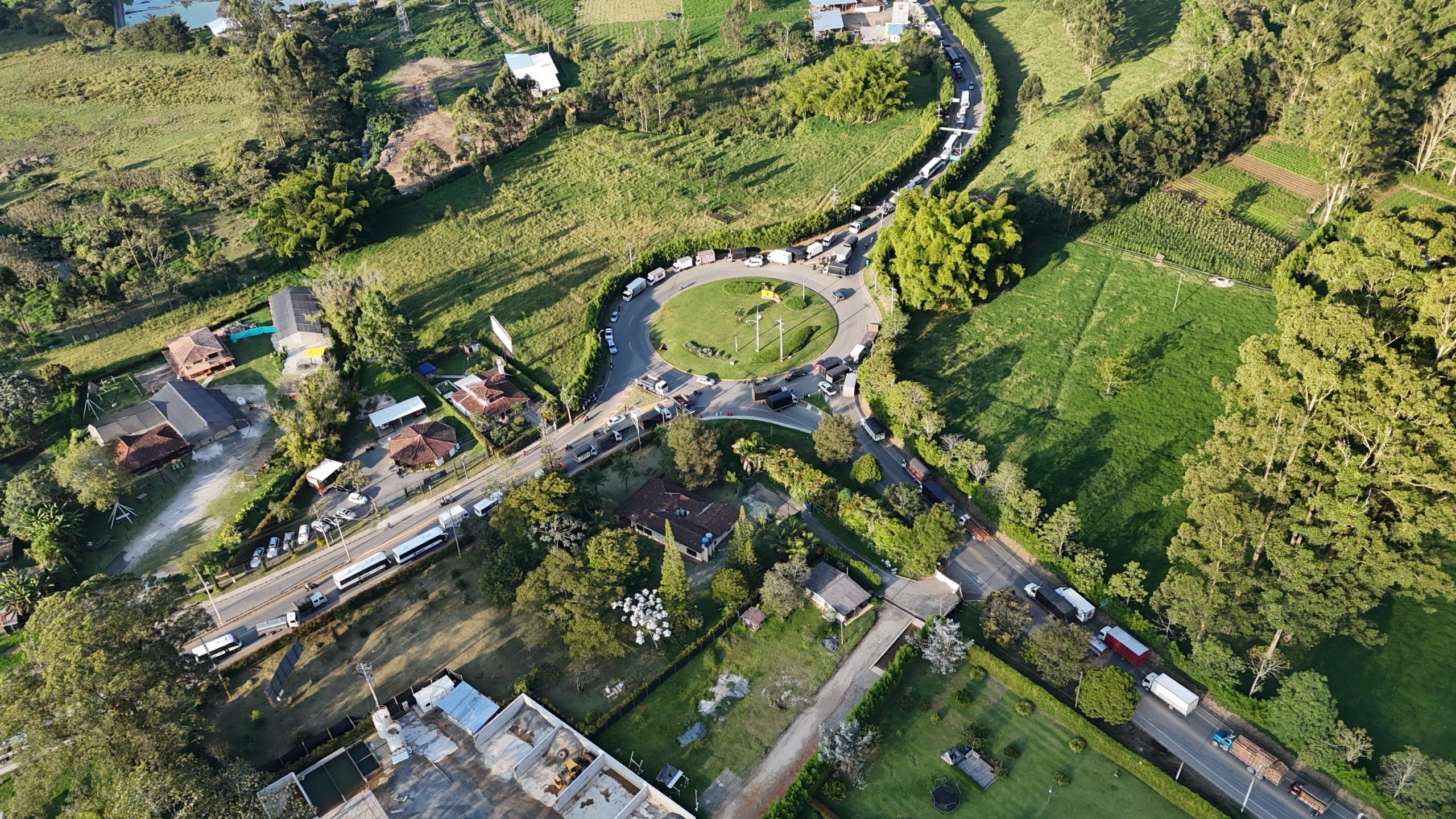 Camioneros dan paso intermitente en la glorieta en vía Rionegro – La Ceja