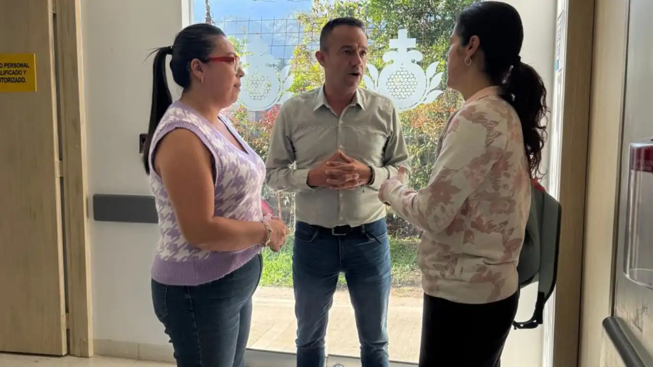 Autoridades visitan a adulta mayor herida tras una caída de alumbrado navideño en La Ceja que, al parecer, fue provocada