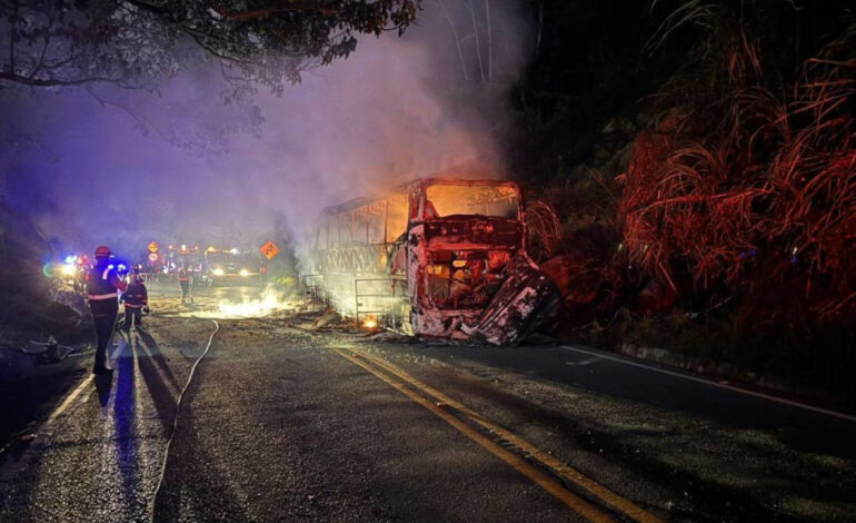 Emergencia por incendio de bus en la vía Medellín-Donmatías