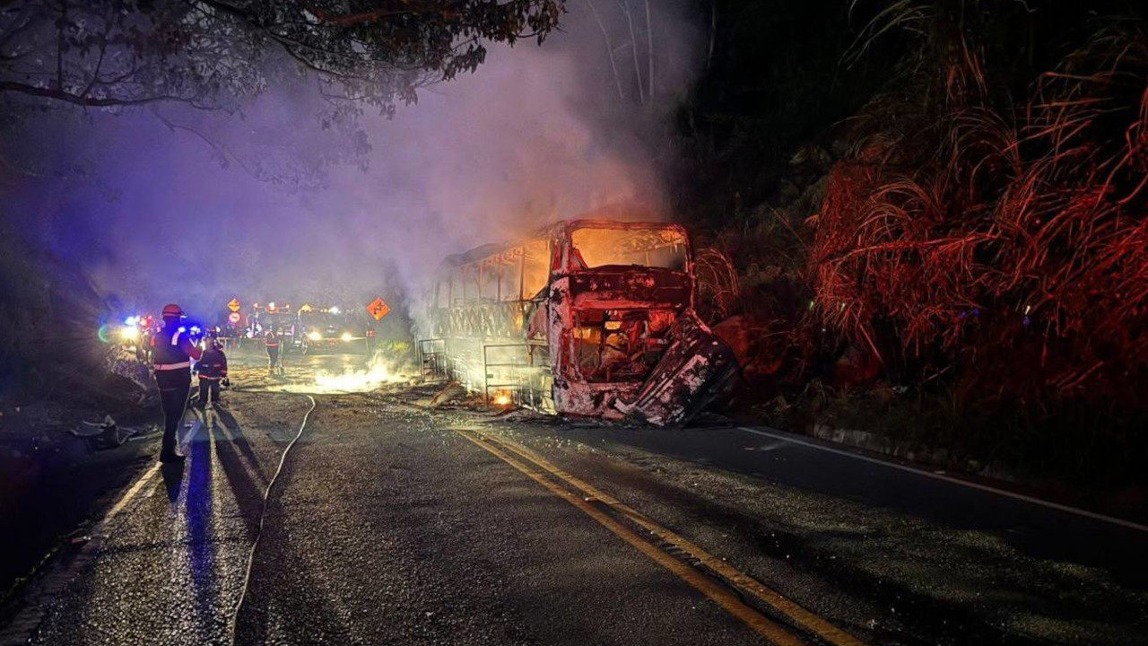 Emergencia por incendio de bus en la vía Medellín-Donmatías