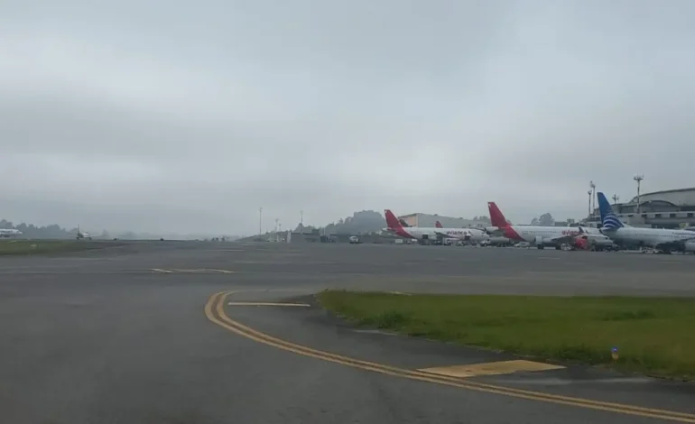 Retrasos y cancelaciones en el aeropuerto José María Córdova por niebla