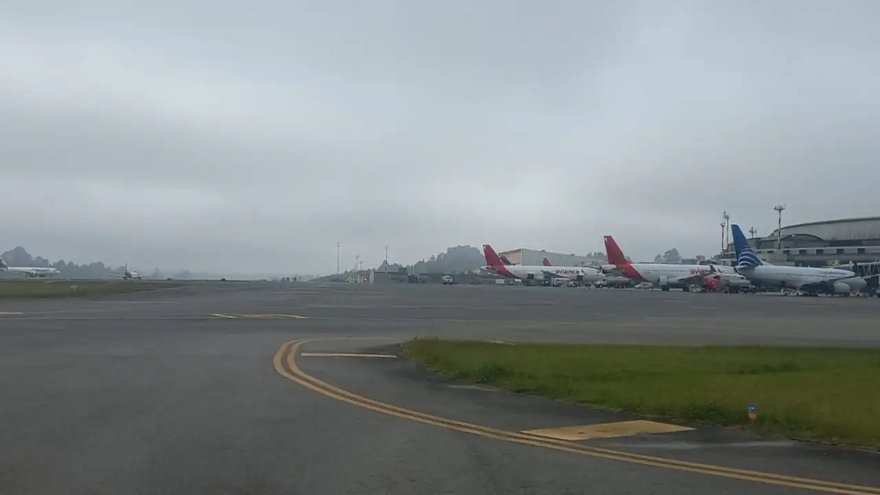 Retrasos y cancelaciones en el aeropuerto José María Córdova por niebla