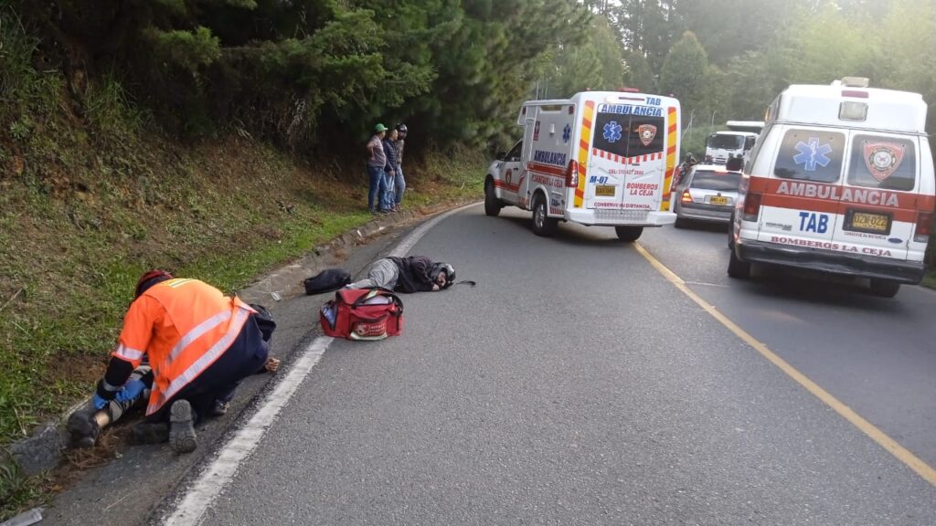 Un nuevo accidente de tránsito tuvo cerrada la vía La Ceja - La Unión por varios minutos, mientras los Bomberos de La Ceja atendían la emergencia.