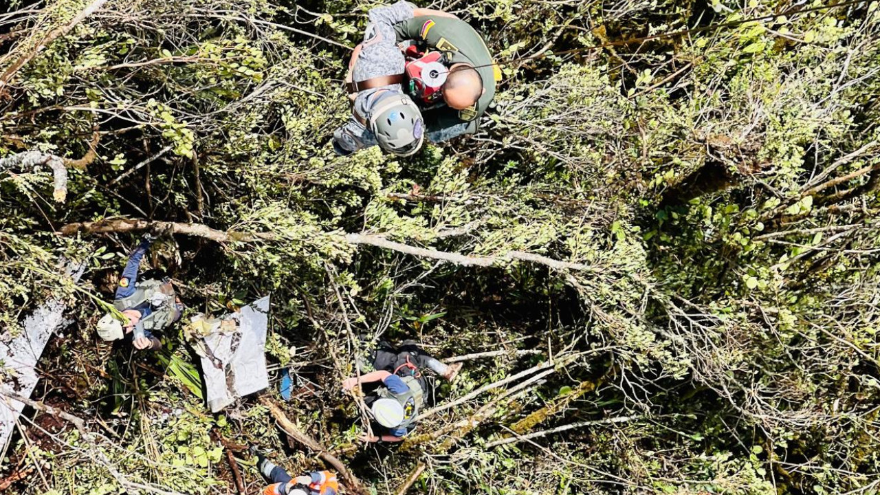 Autoridades reanudan esfuerzos para hallar los cuerpos de tres víctimas del accidente de la aeronave en Urrao