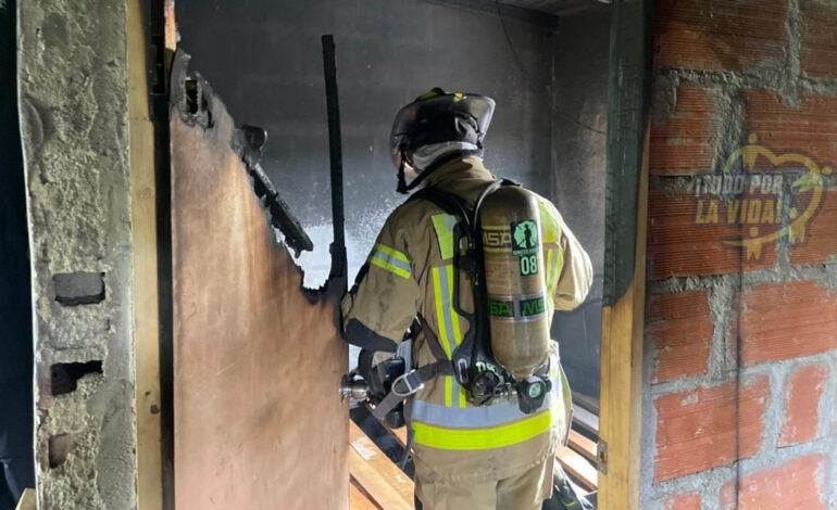 Vecinos logran sofocar incendio en una vivienda en Rionegro provocado por un colchón