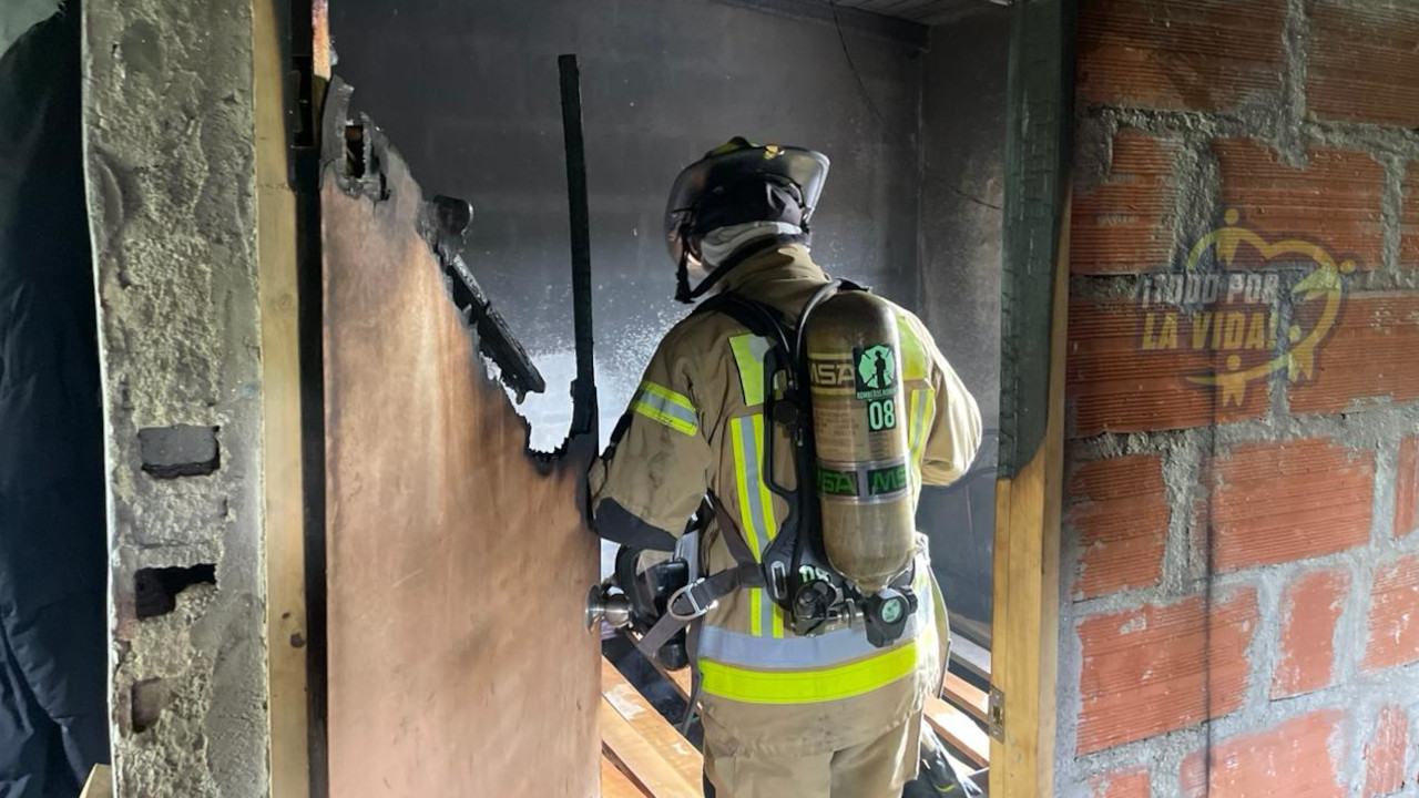 Vecinos logran sofocar incendio en una vivienda en Rionegro provocado por un colchón