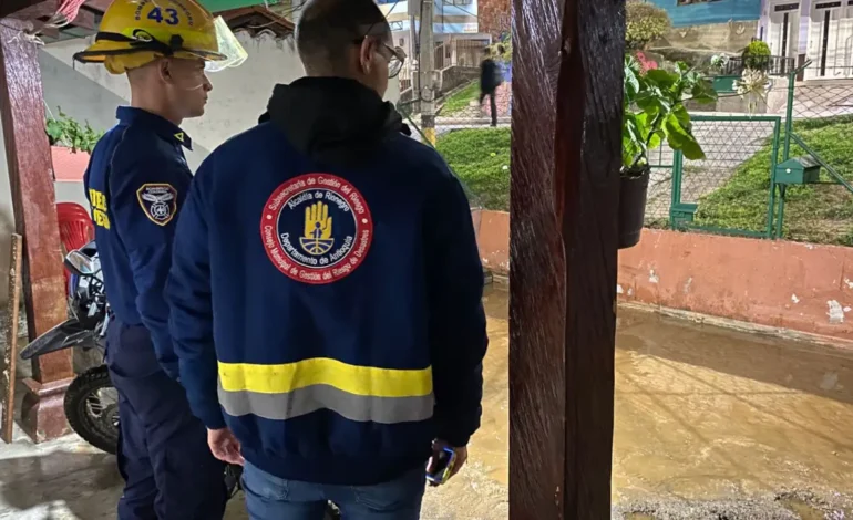 Emergencia en Quebrada Arriba: Bomberos y autoridades contienen fuga de tubería y evitan tragedia mayor