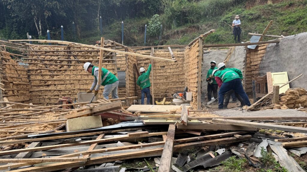 Alcaldía de Medellín intensifica operativos en San Antonio de Prado contra construcciones ilegales, con capturas y obras suspendidas.