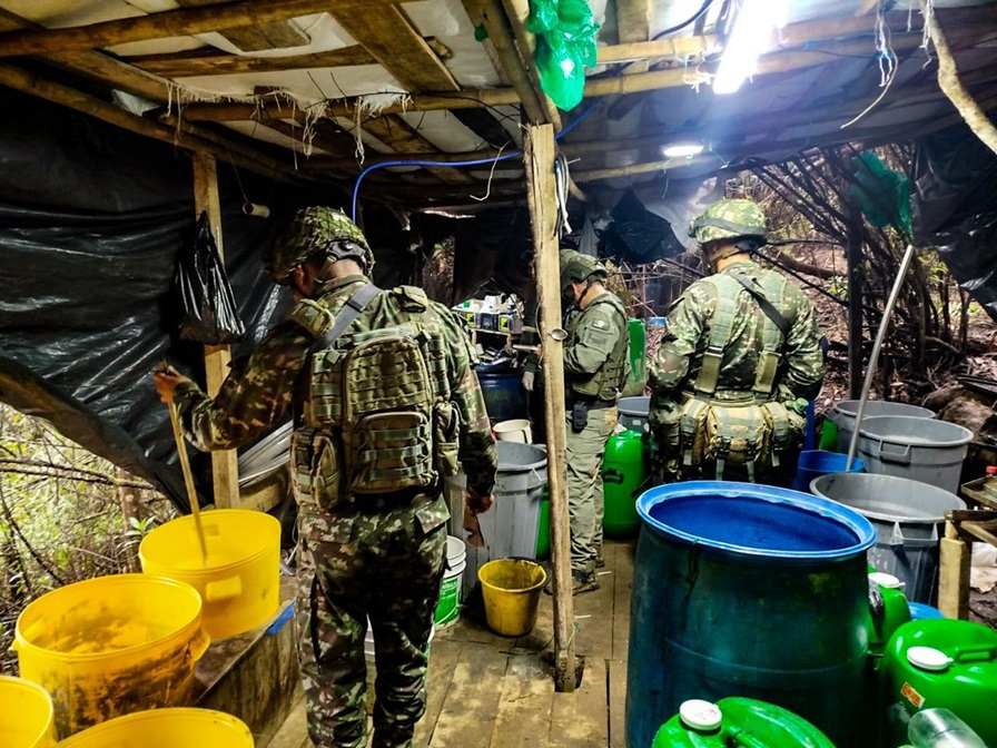 Ejército Nacional destruye laboratorio del Clan del Golfo en Concepción, Antioquia, que producía una tonelada de cocaína al mes. Golpe financiero de $12.000 millones.