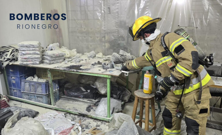 Bomberos controlan incendio en negocio de productos sintéticos en Rionegro