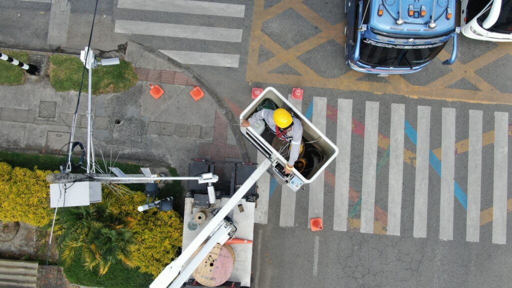 La modernización del sistema de videovigilancia en Rionegro refuerza la seguridad con nuevas cámaras LPR y reconocimiento facial. La inversión mejora la cobertura en barrios y veredas, garantizando la tranquilidad de los ciudadanos.