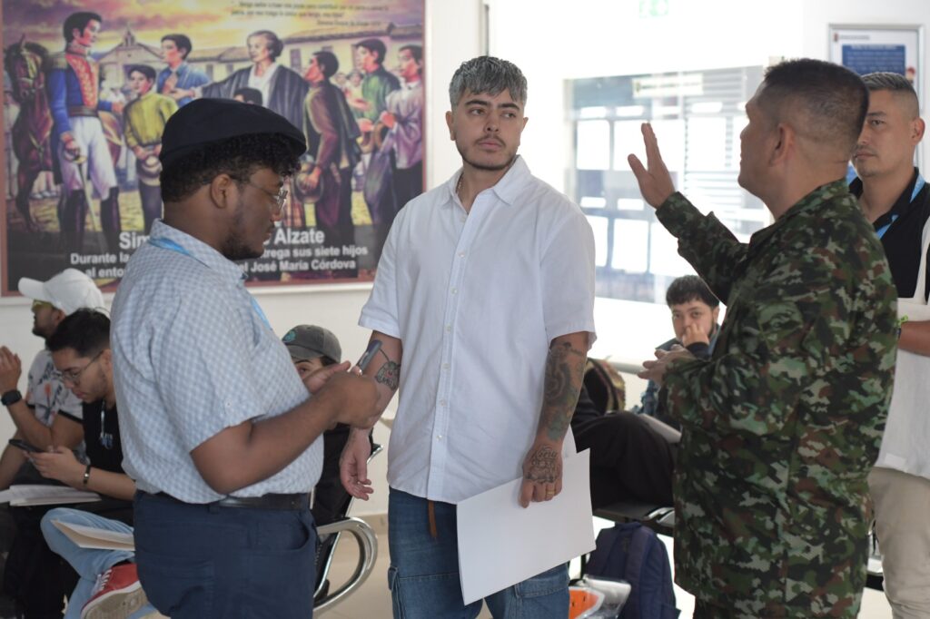 Hombres trans en Medellín recibiendo asesoría sobre situación militar