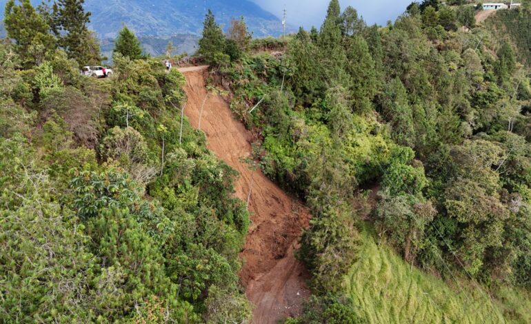 derrumbes en Abejorral, vías Abejorral afectadas, intervención Alcaldía Abejorral, lluvias Antioquia, recuperación vías rurales.