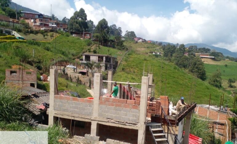 Alcaldía de Medellín, San Antonio de Prado, construcciones ilegales, operativos, Seguridad y Convivencia, legalización predios.