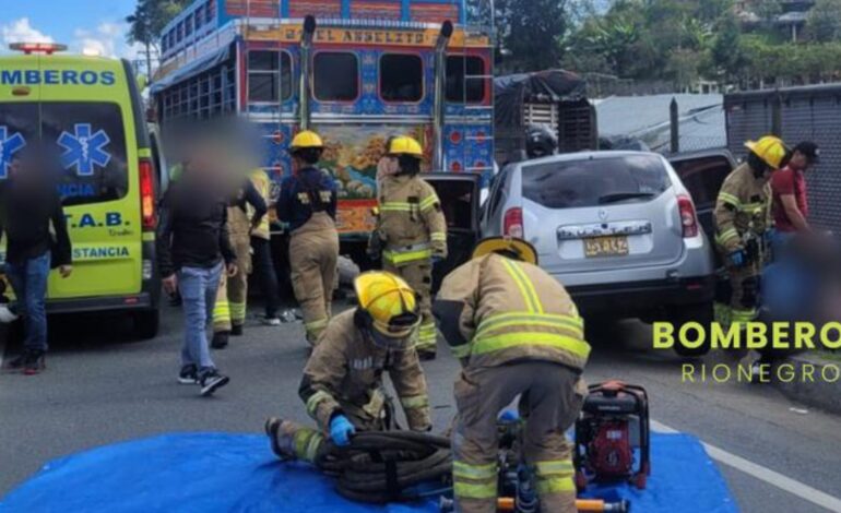 accidente de tránsito, autopista Medellín - Bogotá, La Playa, emergencia vial, víctimas, heridos