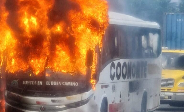 Un bus de la empresa Coonorte fue incinerado por presuntos miembros del ELN en Valdivia, Antioquia. Autoridades alertan sobre el aumento de la violencia en la región.