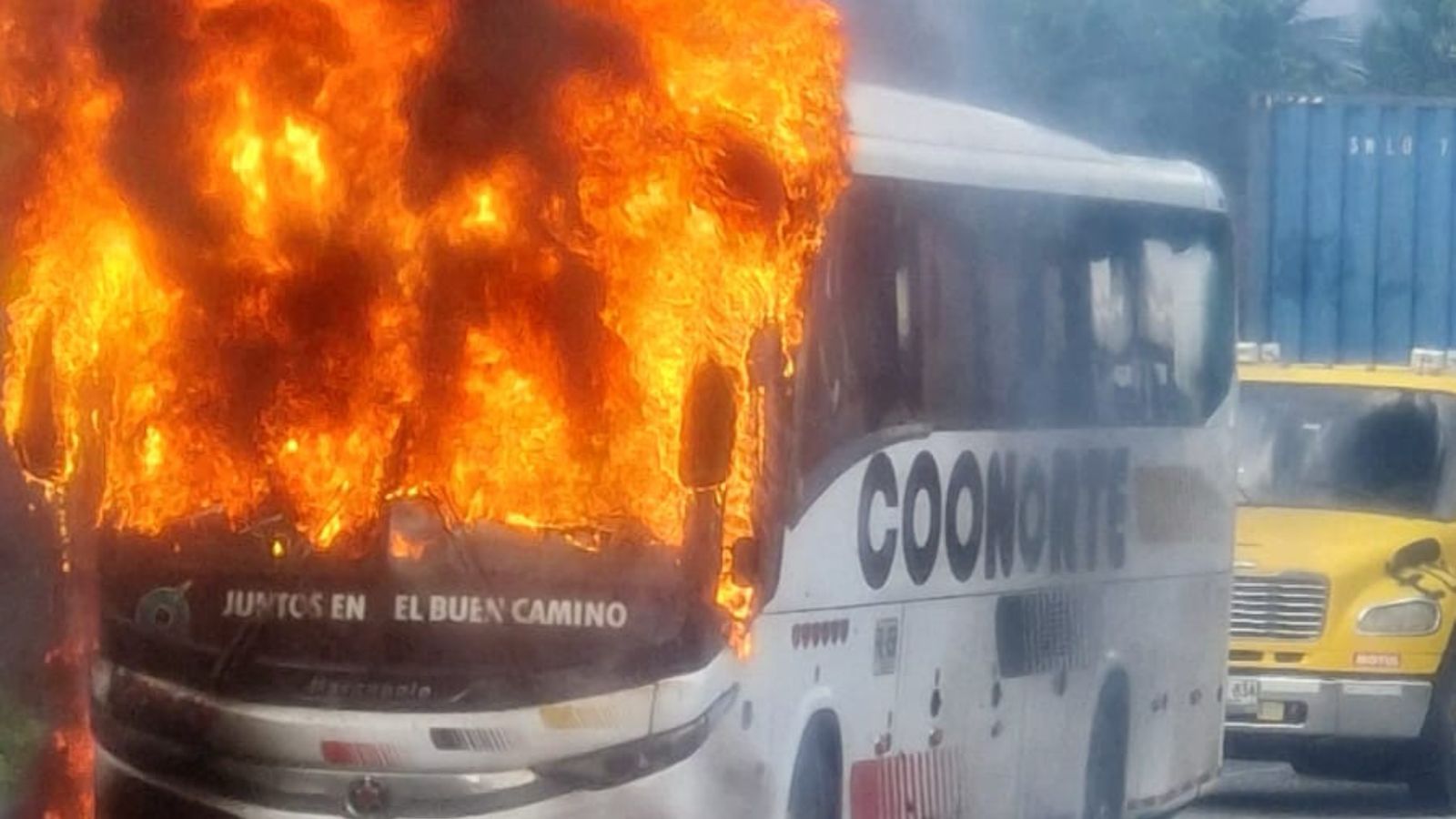 Un bus de la empresa Coonorte fue incinerado por presuntos miembros del ELN en Valdivia, Antioquia. Autoridades alertan sobre el aumento de la violencia en la región.