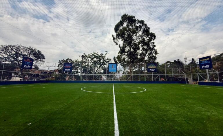 Cancha de fútbol Aranjuez, recuperación escenarios deportivos, grama sintética Medellín, Alcaldía de Medellín, intervención espacios deportivos.