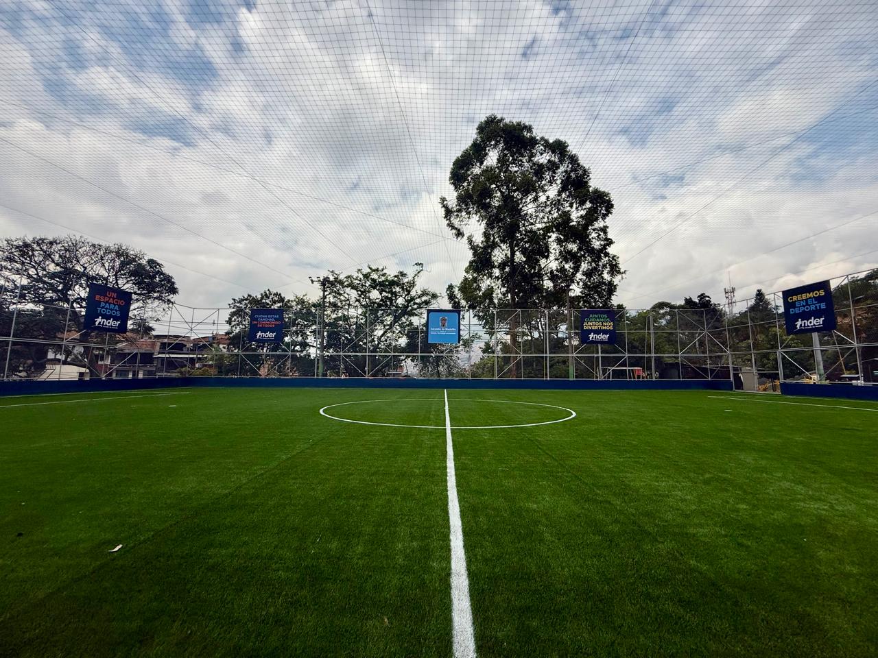 Cancha de fútbol Aranjuez, recuperación escenarios deportivos, grama sintética Medellín, Alcaldía de Medellín, intervención espacios deportivos.