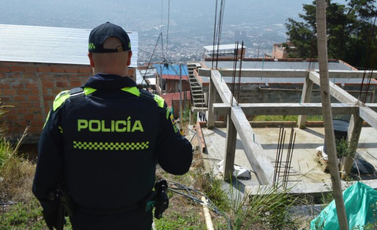 La Alcaldía de Medellín ofrece hasta $20 millones por información sobre estafadores que venden lotes ilegales. Conoce cómo denunciar y evitar estos fraudes.