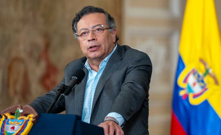 "Presidente Gustavo Petro durante un discurso en el que anuncia la convocatoria de una consulta popular para destrabar las reformas laboral y de salud en Colombia."