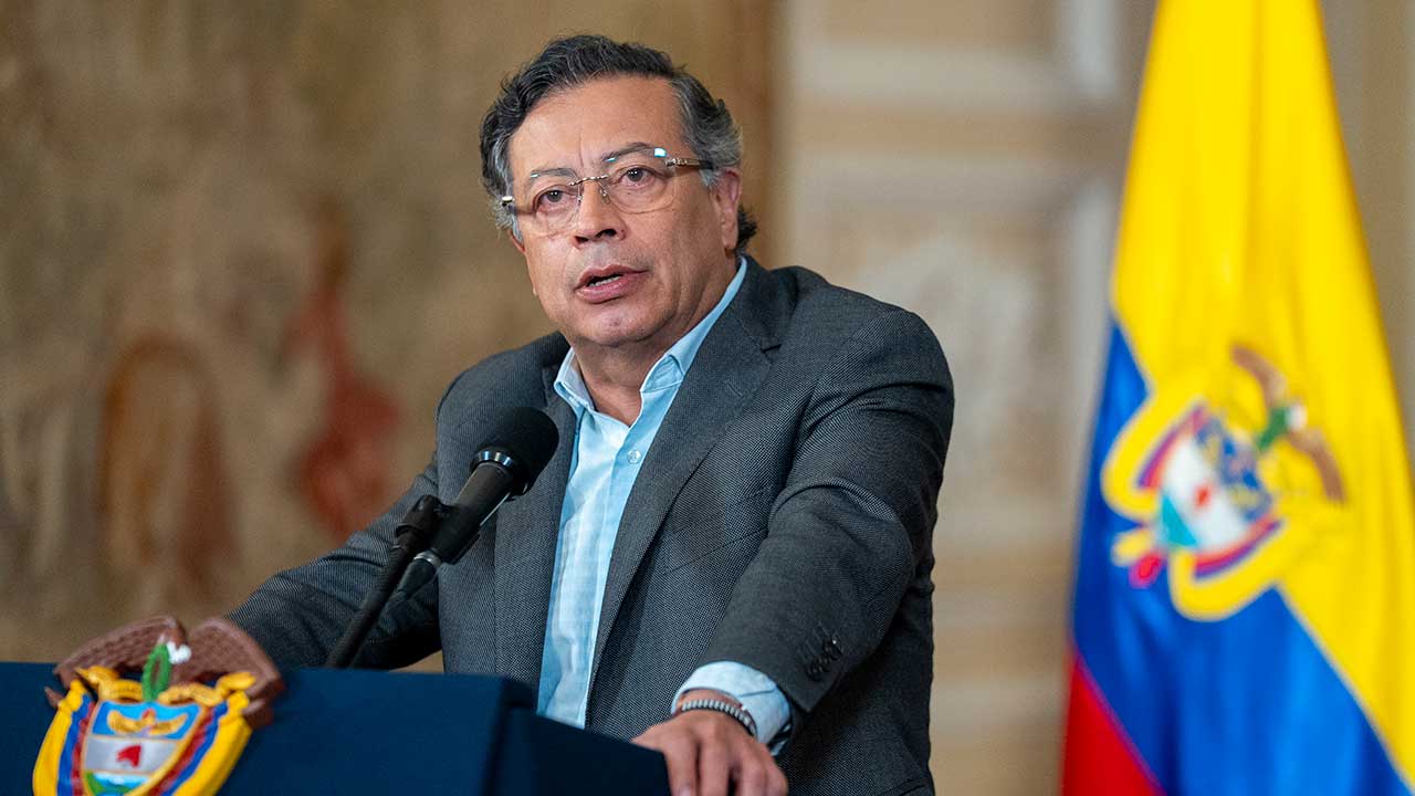 "Presidente Gustavo Petro durante un discurso en el que anuncia la convocatoria de una consulta popular para destrabar las reformas laboral y de salud en Colombia."