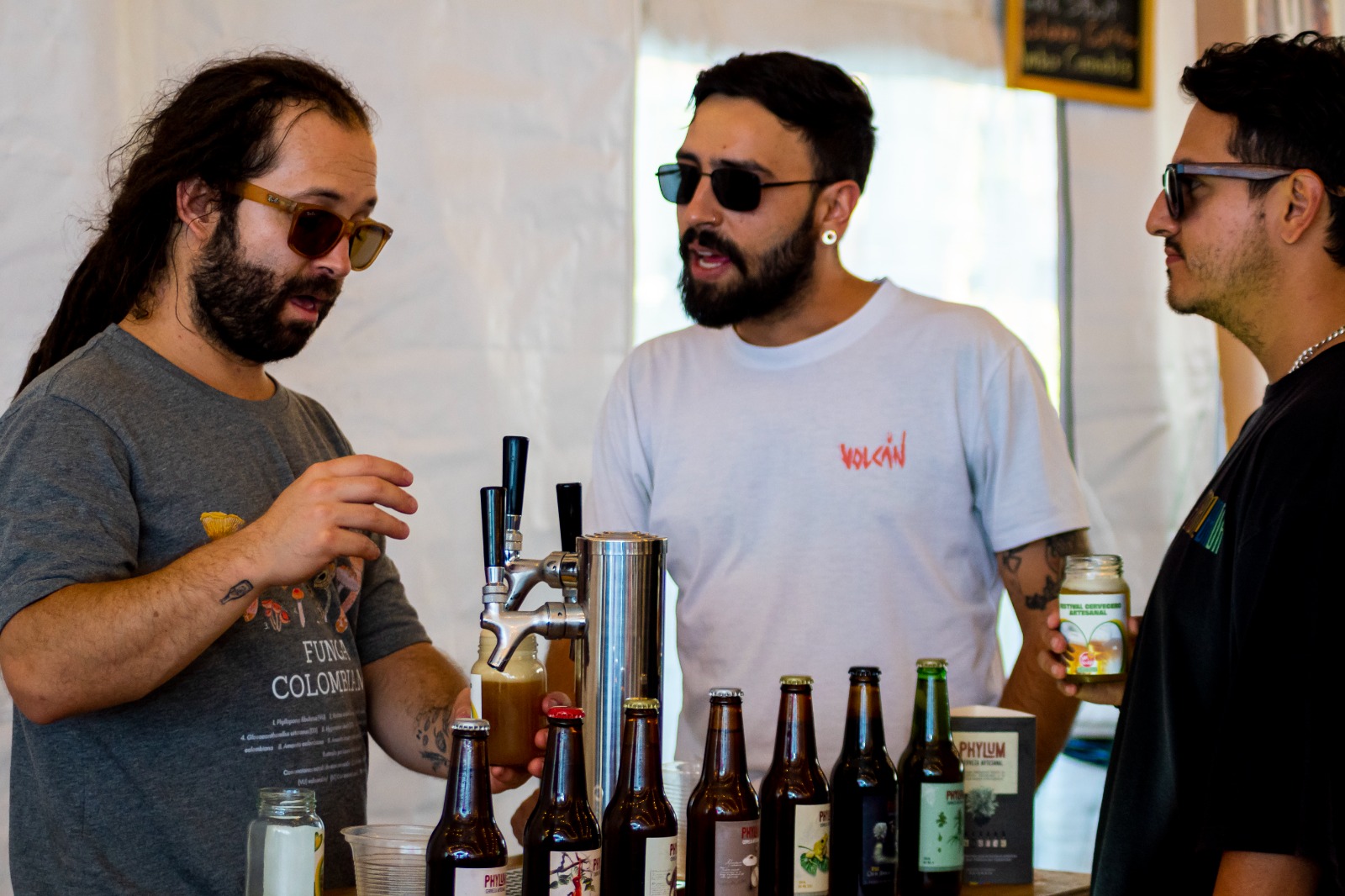 Ambiente al aire libre con cerveza artesanal y música en vivo en el evento "El Arte de la Cerveza" en San Nicolás.