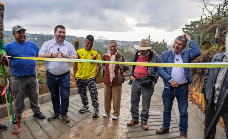 Alcalde-Mauricio-Grisales-entrega-placa-huella-Piedras-Blancas | Comunidad-Guarne-celebra-nueva-vía | Infraestructura-vial-mejorada-en-vereda-Piedras-Blancas