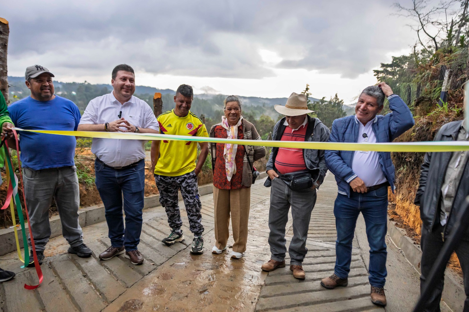 Alcalde-Mauricio-Grisales-entrega-placa-huella-Piedras-Blancas | Comunidad-Guarne-celebra-nueva-vía | Infraestructura-vial-mejorada-en-vereda-Piedras-Blancas